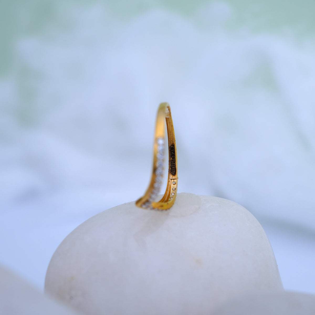 9k gold ring with cz stones
