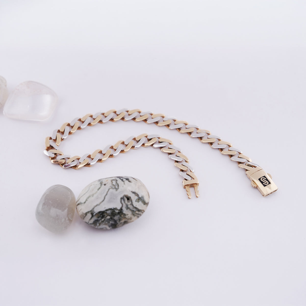 18k timeless gold bracelet for everyday wear