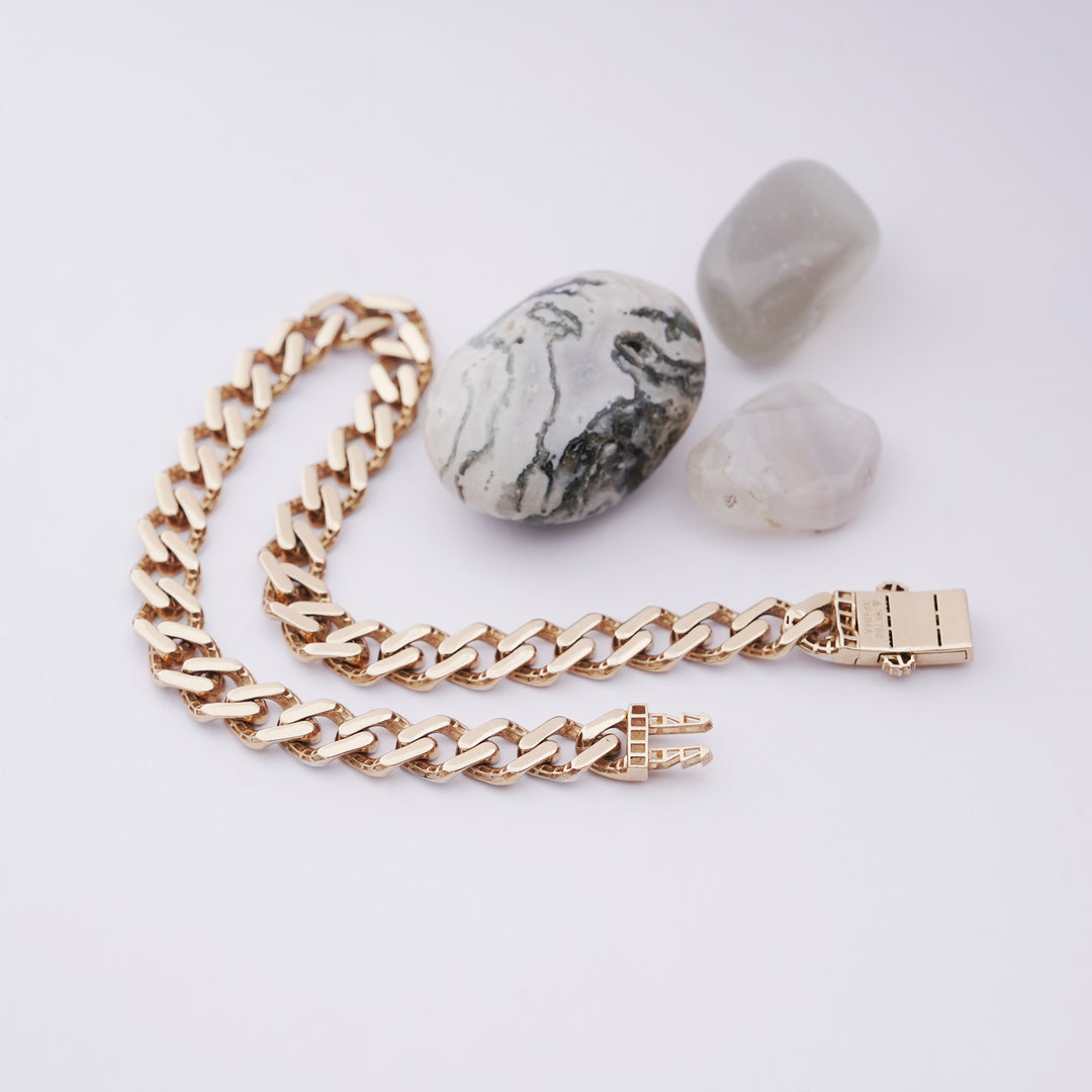 18K Timeless Gold Bracelet for Everyday Wear