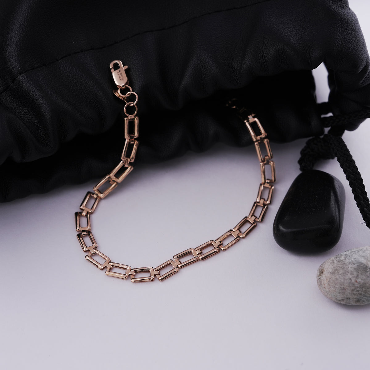 18k timeless gold bracelet for everyday wear