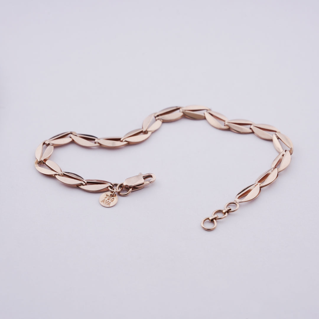 18K Timeless Gold Bracelet for Everyday Wear
