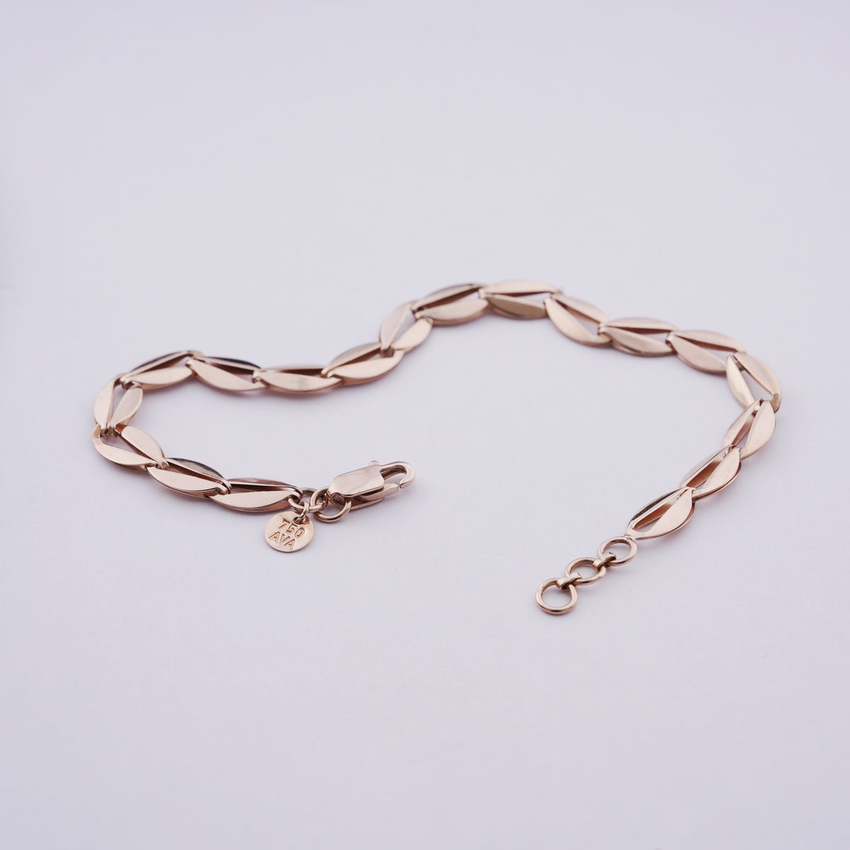18k timeless gold bracelet for everyday wear