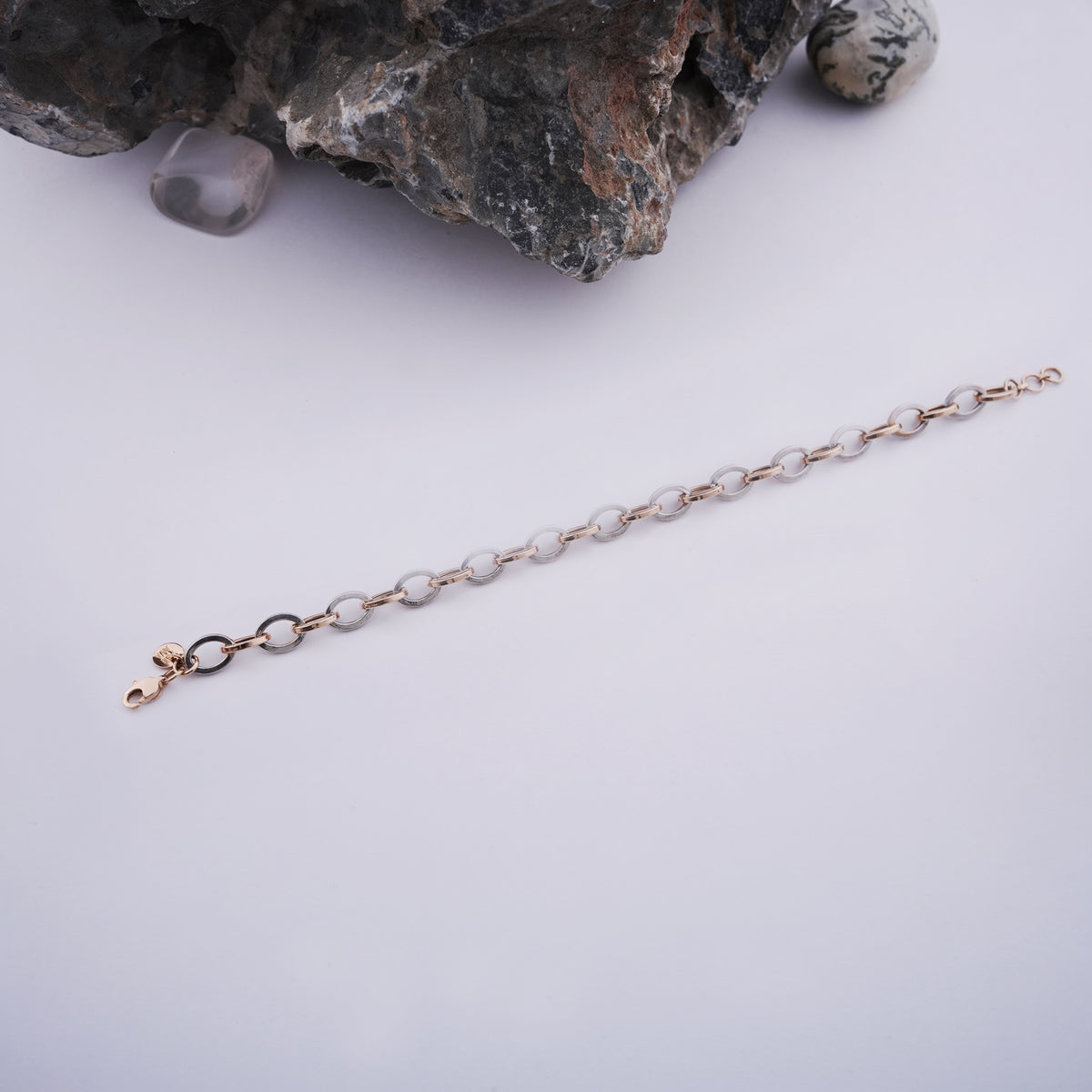 18k timeless gold bracelet for everyday wear