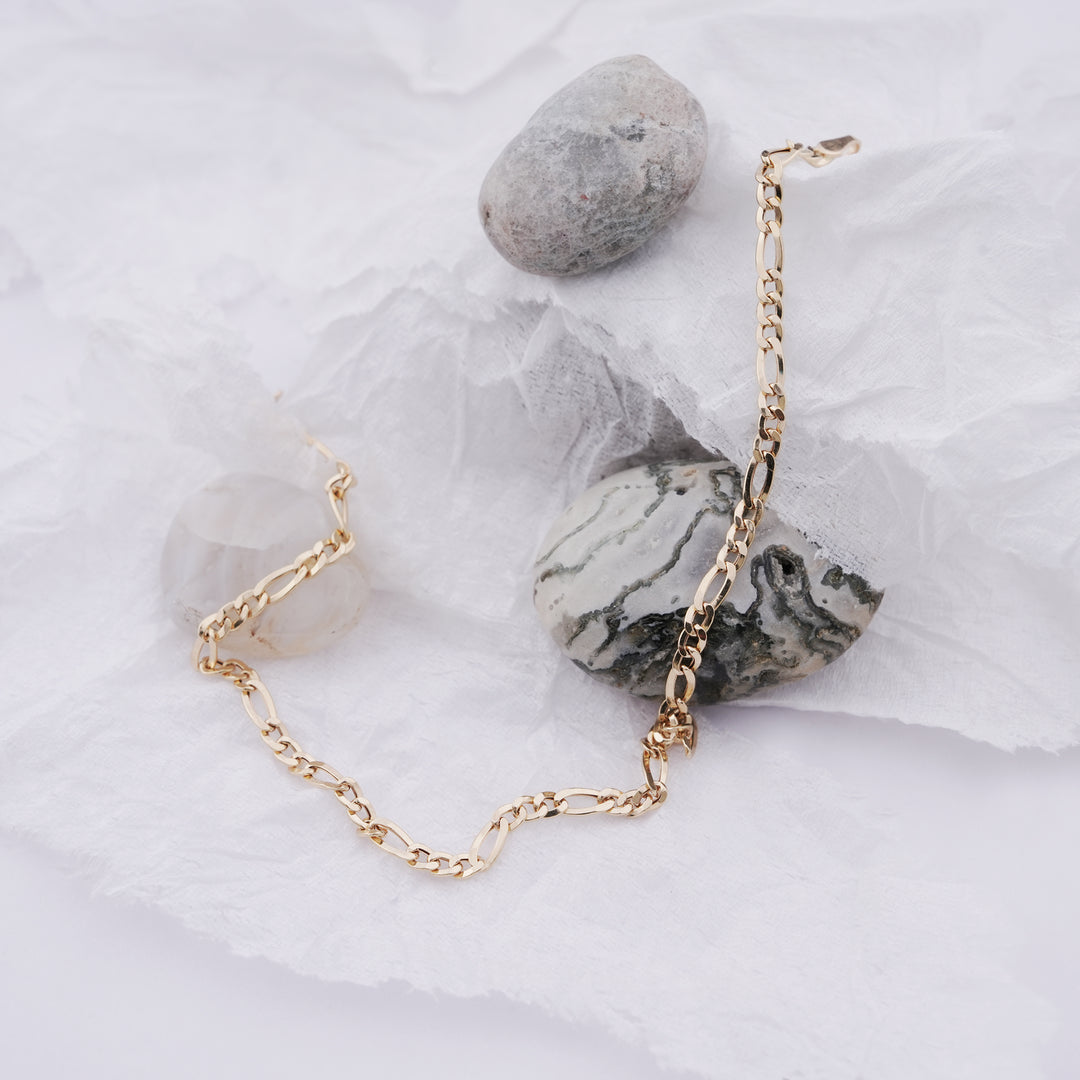 18K Timeless Gold Bracelet for Everyday Wear