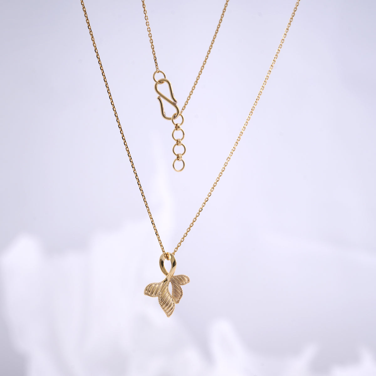 9k gold pendant necklace