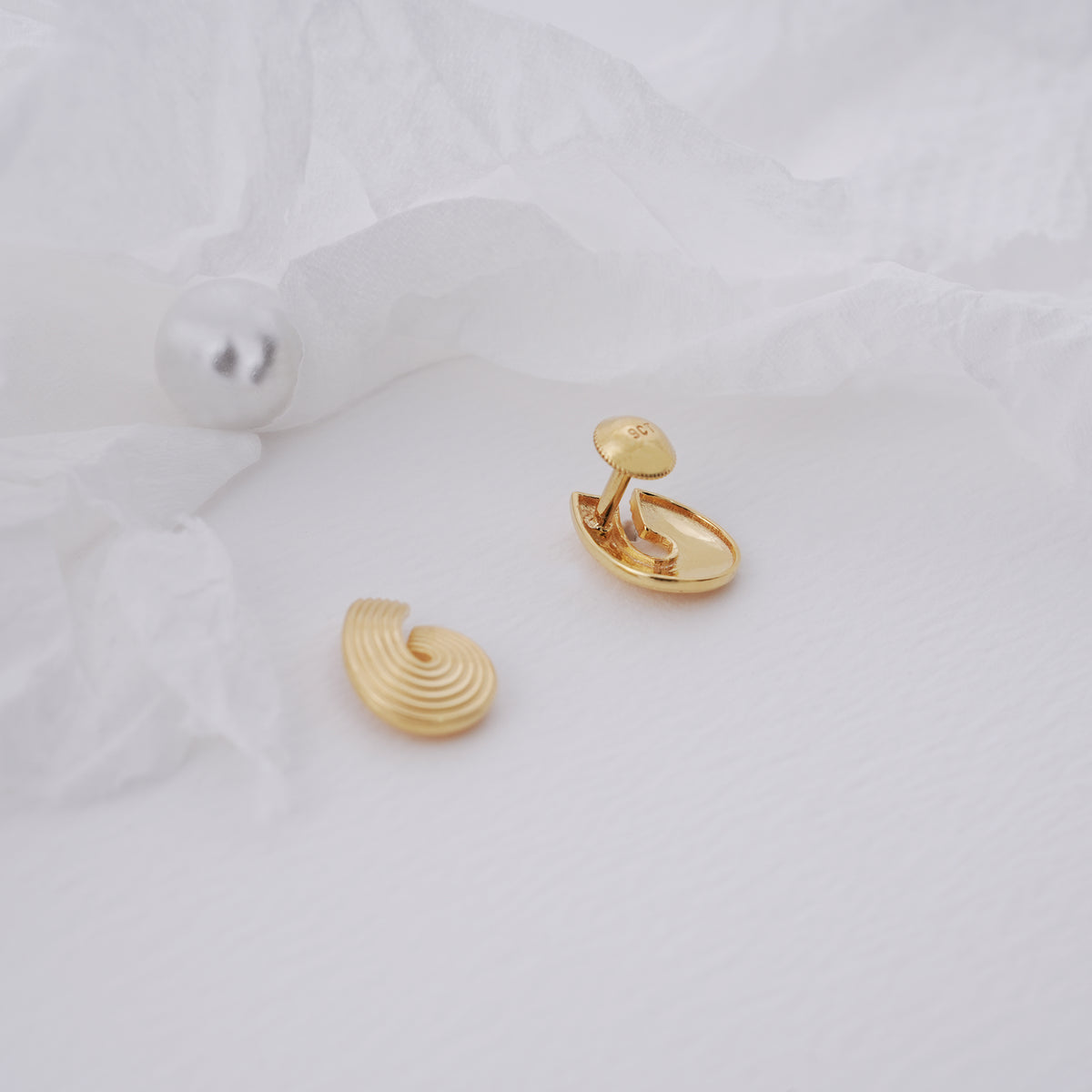9k gold stud earrings