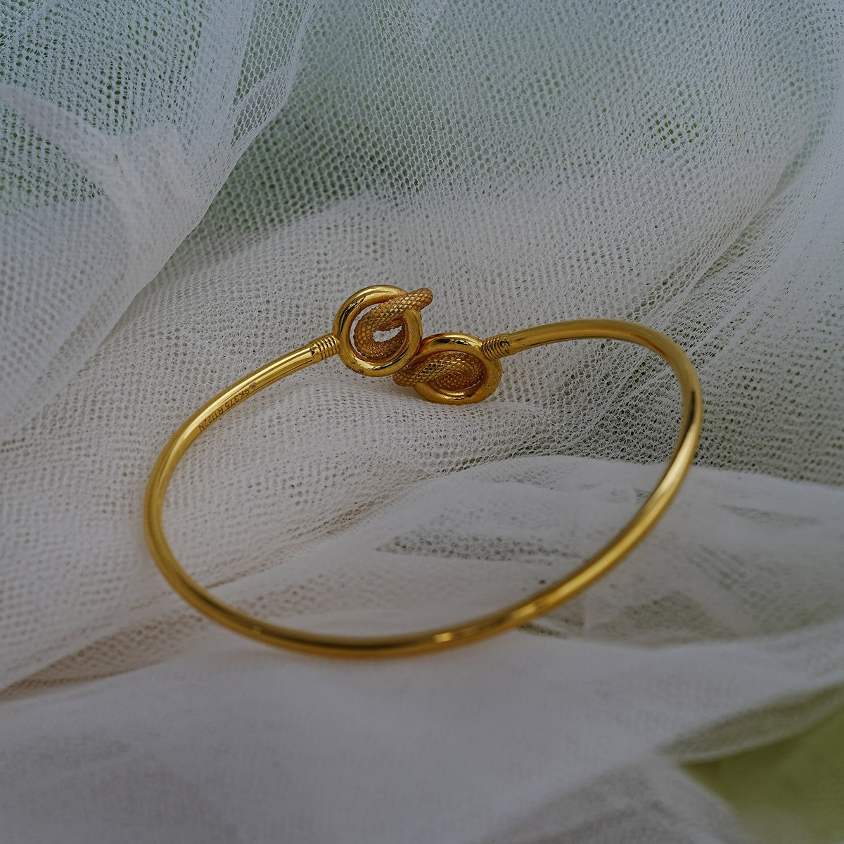 9k gold oval bangle for office wear