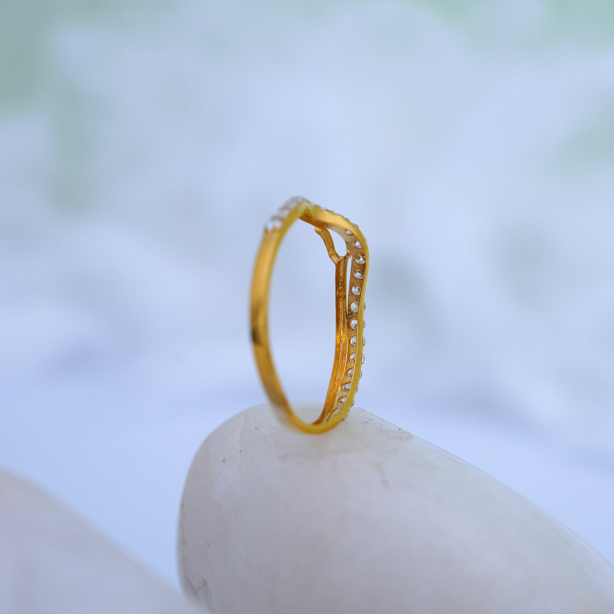 9k gold ring with cz stones